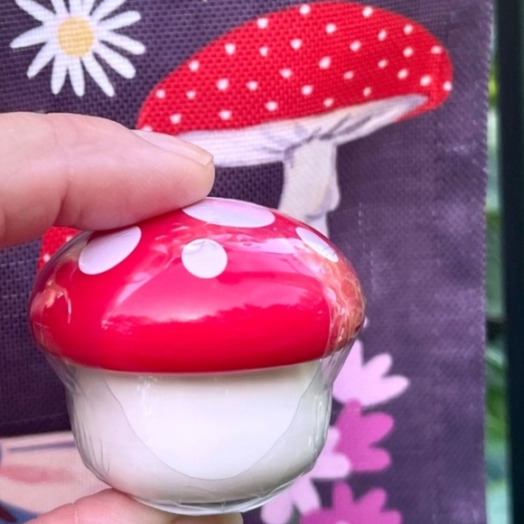 🍄NEW🍓Strawberry scented Red & White Mushroom Shaped Lip balm🍄🍄 - Picture 2 of 6